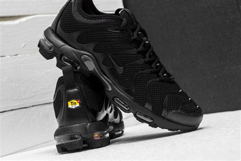 black Nike TN